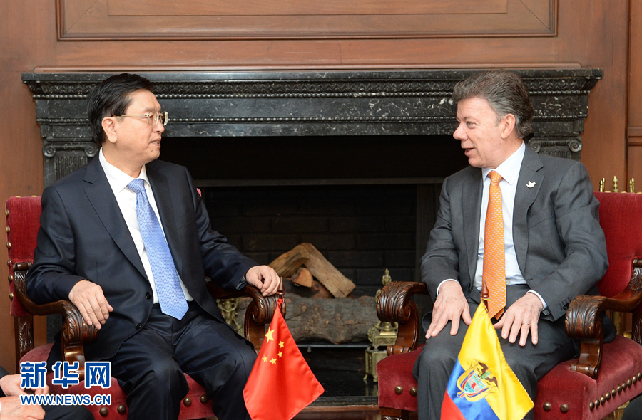 11月24日，正在哥倫比亞進(jìn)行正式友好訪問(wèn)的全國(guó)人大常委會(huì)委員長(zhǎng)張德江在波哥大會(huì)見哥倫比亞總統(tǒng)桑托斯。 新華社記者 劉建生 攝