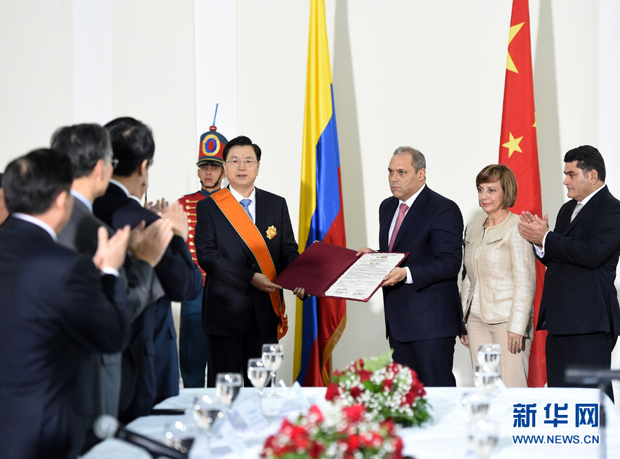 11月24日，正在哥倫比亞進(jìn)行正式友好訪問(wèn)的全國(guó)人大常委會(huì)委員長(zhǎng)張德江在波哥大與哥倫比亞國(guó)會(huì)主席兼參議長(zhǎng)納梅舉行會(huì)談。 新華社記者鞠鵬 攝