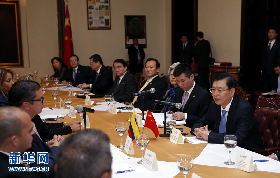 11月24日，正在哥倫比亞進(jìn)行正式友好訪問(wèn)的全國(guó)人大常委會(huì)委員長(zhǎng)張德江在波哥大與哥倫比亞眾議長(zhǎng)阿明舉行會(huì)談。 新華社記者 鞠鵬 攝 