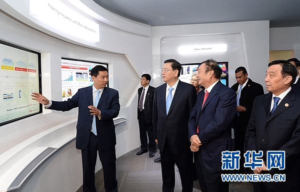 11月26日，正在墨西哥進(jìn)行正式友好訪問(wèn)的全國(guó)人大常委會(huì)委員長(zhǎng)張德江在墨西哥城視察華為公司拉美北地區(qū)部。 新華社記者劉建生攝