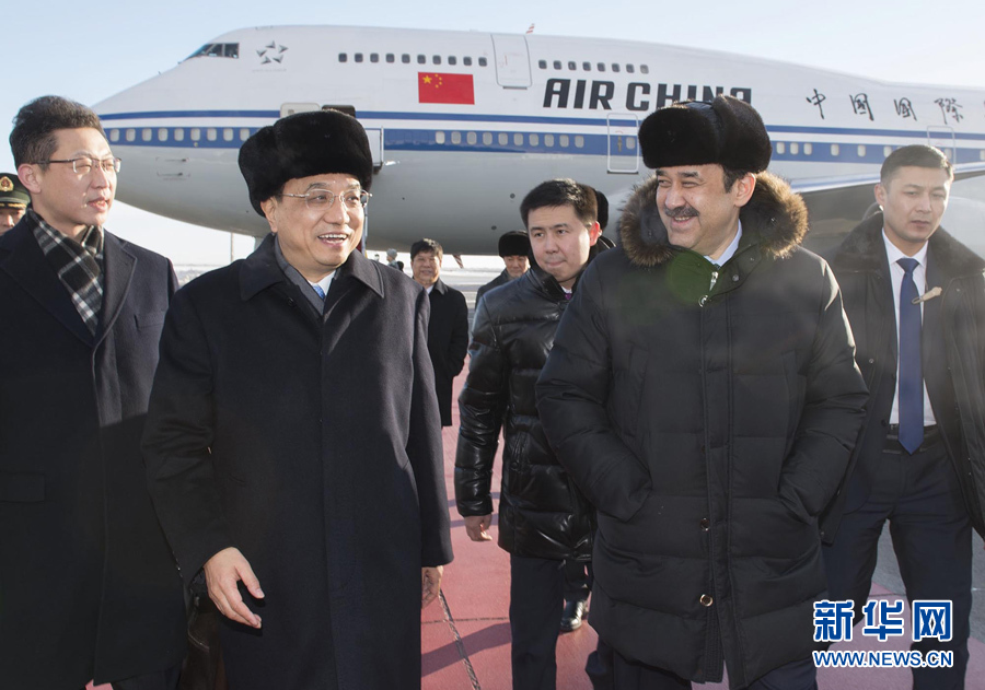  12月14日，應哈薩克斯坦共和國總理馬西莫夫邀請，國務院總理李克強乘專機抵達阿斯塔納國際機場，開始對哈薩克斯坦進行正式訪問，舉行中哈總理第二次定期會晤，并出席上海合作組織成員國政府首腦理事會第十三次會議。這是馬西莫夫到機場迎接李克強。新華社記者 黃敬文 攝 
