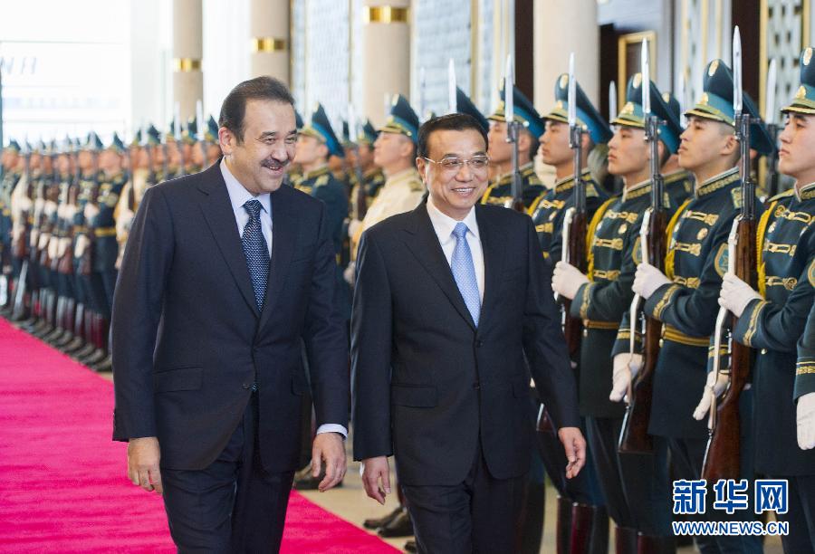 12月14日，應哈薩克斯坦共和國總理馬西莫夫邀請，國務院總理李克強乘專機抵達阿斯塔納國際機場，開始對哈薩克斯坦進行正式訪問，舉行中哈總理第二次定期會晤，并出席上海合作組織成員國政府首腦理事會第十三次會議。馬西莫夫到機場迎接李克強，并舉行隆重的歡迎儀式。新華社記者 黃敬文 攝