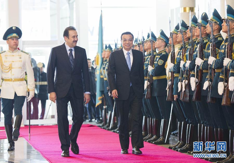 12月14日，應哈薩克斯坦共和國總理馬西莫夫邀請，國務院總理李克強乘專機抵達阿斯塔納國際機場，開始對哈薩克斯坦進行正式訪問，舉行中哈總理第二次定期會晤，并出席上海合作組織成員國政府首腦理事會第十三次會議。馬西莫夫到機場迎接李克強，并舉行隆重的歡迎儀式。新華社記者 黃敬文 攝