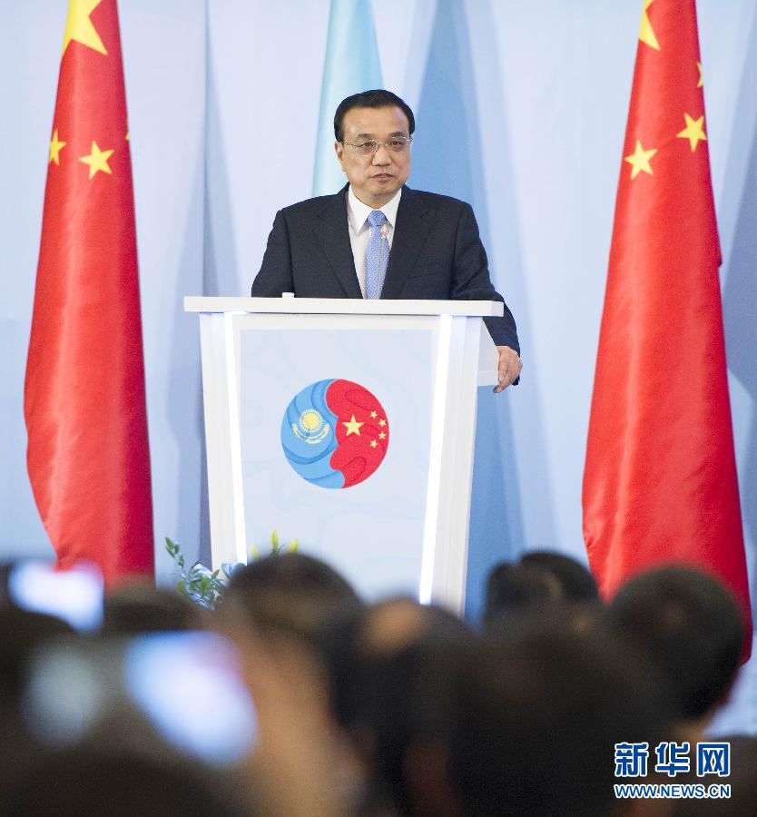  12月14日，國(guó)務(wù)院總理李克強(qiáng)在阿斯塔納同哈薩克斯坦總理馬西莫夫共同出席中哈企業(yè)家委員會(huì)第二次會(huì)議。這是李克強(qiáng)總理在會(huì)議上致辭。新華社記者 黃敬文 攝 