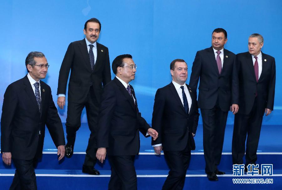 12月15日，中國國務(wù)院總理李克強(qiáng)在阿斯塔納出席上海合作組織成員國政府首腦理事會(huì)第十三次會(huì)議。這是與會(huì)領(lǐng)導(dǎo)人集體合影后走向會(huì)場。新華社記者 龐興雷 攝 