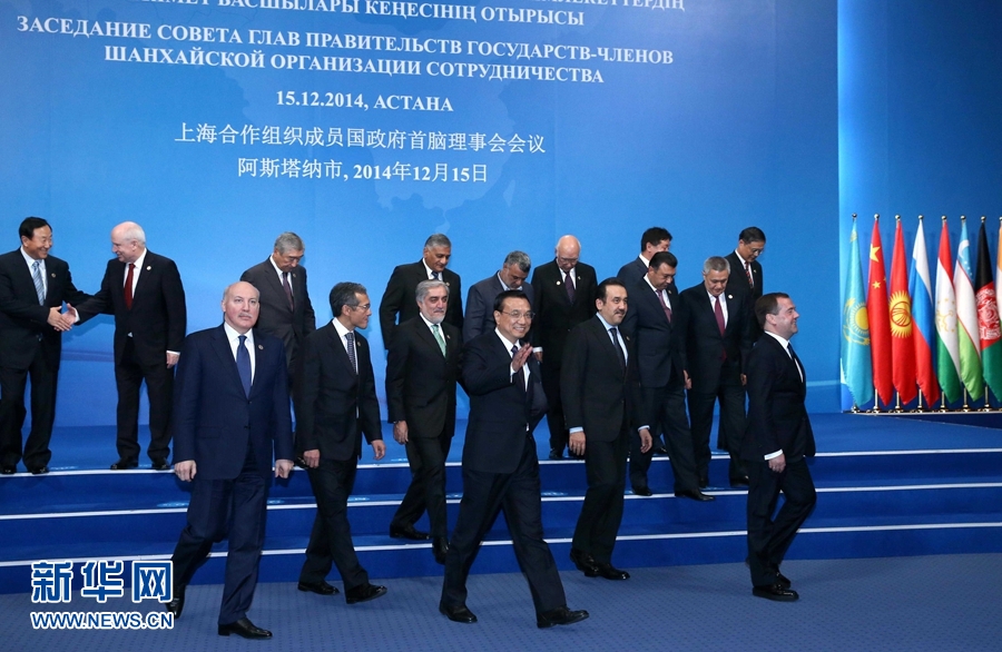 12月15日，中國國務(wù)院總理李克強(qiáng)在阿斯塔納出席上海合作組織成員國政府首腦理事會(huì)第十三次會(huì)議。 新華社記者 龐興雷 攝