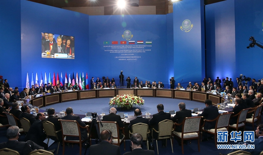 12月15日，中國國務(wù)院總理李克強(qiáng)在阿斯塔納出席上海合作組織成員國政府首腦理事會(huì)第十三次會(huì)議。 新華社記者 龐興雷 攝