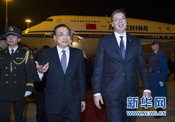 12月15日，國(guó)務(wù)院總理李克強(qiáng)抵達(dá)貝爾格萊德，出席中國(guó)－中東歐國(guó)家領(lǐng)導(dǎo)人會(huì)晤并正式訪問(wèn)塞爾維亞，塞爾維亞總理武契奇到機(jī)場(chǎng)迎接。新華社記者 黃敬文 攝