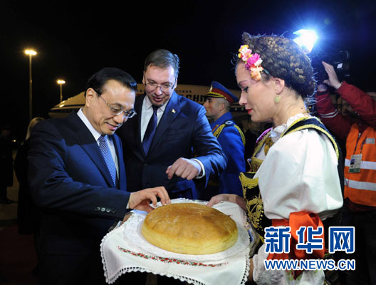 12月15日，國(guó)務(wù)院總理李克強(qiáng)抵達(dá)貝爾格萊德，出席中國(guó)－中東歐國(guó)家領(lǐng)導(dǎo)人會(huì)晤并正式訪問(wèn)塞爾維亞，塞爾維亞總理武契奇到機(jī)場(chǎng)迎接。新華社記者 饒愛(ài)民 攝