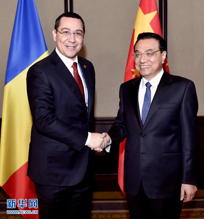 12月16日，中國國務(wù)院總理李克強(qiáng)在貝爾格萊德會見羅馬尼亞總理蓬塔。 新華社記者劉力航攝