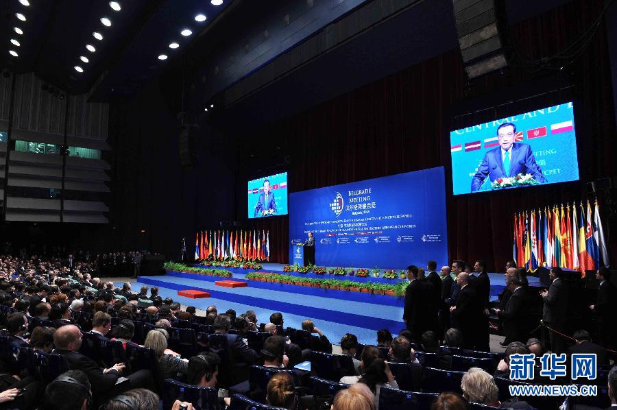 12月16日，國務(wù)院總理李克強在貝爾格萊德與中東歐國家領(lǐng)導(dǎo)人共同出席中國－中東歐國家第四屆經(jīng)貿(mào)論壇開幕式并致辭。 新華社記者 饒愛民攝 