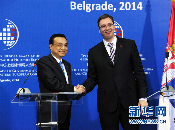12月16日，國務(wù)院總理李克強在貝爾格萊德出席第三次中國-中東歐國家領(lǐng)導(dǎo)人會晤后，與塞爾維亞總理武契奇共同會見記者。 新華社記者饒愛民 攝