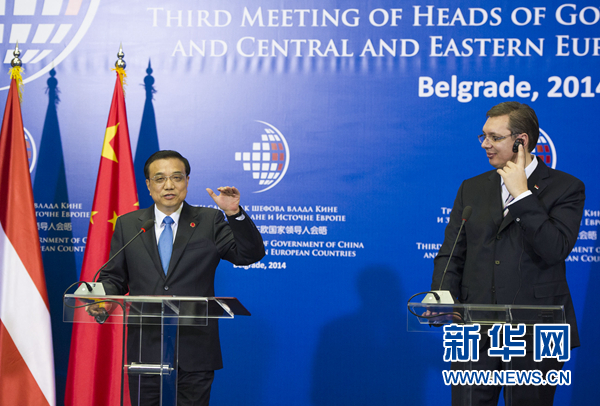12月16日，國務(wù)院總理李克強在貝爾格萊德出席第三次中國-中東歐國家領(lǐng)導(dǎo)人會晤后，與塞爾維亞總理武契奇共同會見記者。 新華社記者黃敬文 攝
