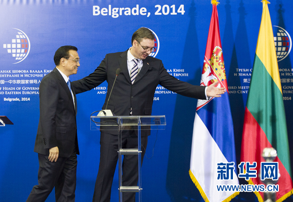 12月16日，國務(wù)院總理李克強在貝爾格萊德出席第三次中國-中東歐國家領(lǐng)導(dǎo)人會晤后，與塞爾維亞總理武契奇共同會見記者。 新華社記者黃敬文 攝