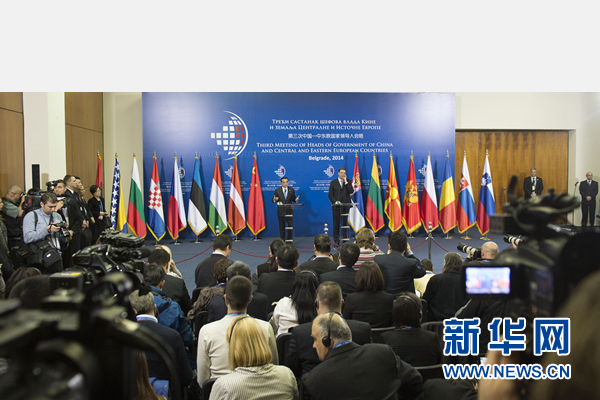 12月16日，國務(wù)院總理李克強在貝爾格萊德出席第三次中國-中東歐國家領(lǐng)導(dǎo)人會晤后，與塞爾維亞總理武契奇共同會見記者。 新華社記者黃敬文 攝