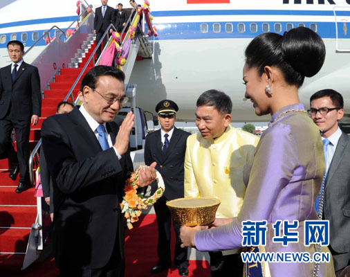 12月19日，中國國務院總理李克強抵達曼谷，出席大湄公河次區(qū)域經濟合作領導人第五次會議。新華社記者饒愛民攝