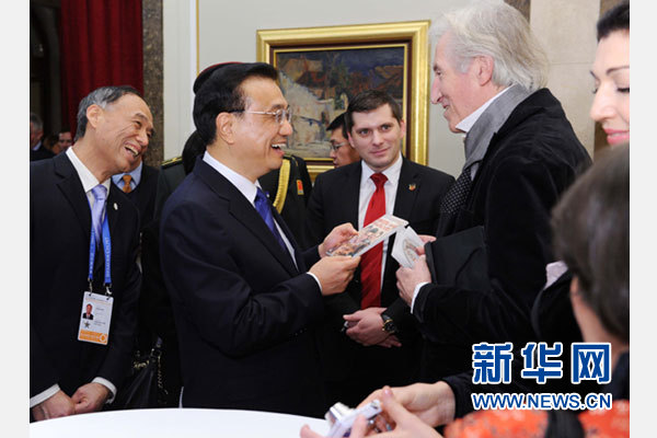 12月18日，中國國務(wù)院總理李克強(qiáng)在貝爾格萊德市政廳接受&ldquo;貝爾格萊德榮譽(yù)市民&rdquo;證書，塞爾維亞總理武契奇陪同出席。隨后，李克強(qiáng)同塞各界知名人士親切會見并互動交流。這是李克強(qiáng)同電影《瓦爾特保衛(wèi)薩拉熱窩》的演員薩馬爾季奇親切交談。新華社記者 饒愛民 攝