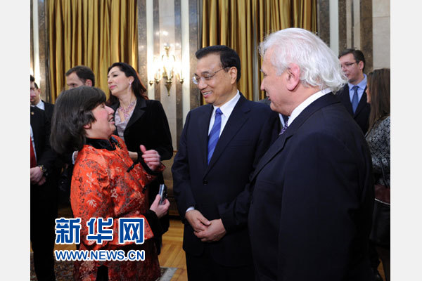 12月18日，中國國務(wù)院總理李克強(qiáng)在貝爾格萊德市政廳接受&ldquo;貝爾格萊德榮譽(yù)市民&rdquo;證書，塞爾維亞總理武契奇陪同出席。隨后，李克強(qiáng)同塞各界知名人士親切會見并互動交流。這是李克強(qiáng)同漢學(xué)家波普&mdash;采尼奇夫婦親切交談。新華社記者 饒愛民 攝