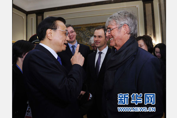 12月18日，中國國務(wù)院總理李克強(qiáng)在貝爾格萊德市政廳接受&ldquo;貝爾格萊德榮譽(yù)市民&rdquo;證書，塞爾維亞總理武契奇陪同出席。隨后，李克強(qiáng)同塞各界知名人士親切會見并互動交流。這是李克強(qiáng)同著名足球教練米盧蒂諾維奇親切交談。新華社記者 饒愛民 攝