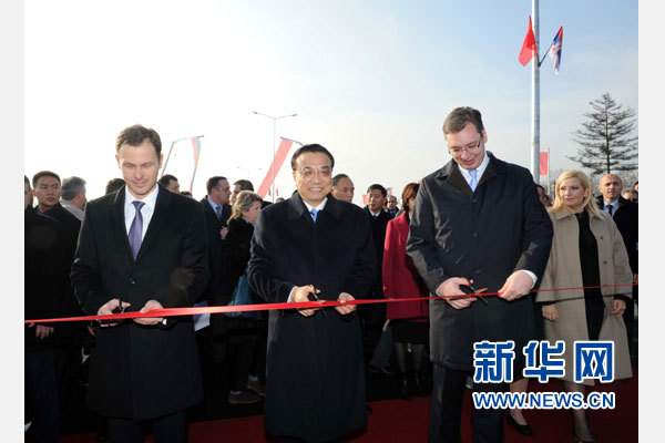 12月18日，中國國務(wù)院總理李克強(qiáng)在貝爾格萊德同塞爾維亞總理武契奇共同出席貝爾格萊德跨多瑙河大橋竣工儀式。這是李克強(qiáng)與武契奇為新建成的大橋剪彩。新華社記者 饒愛民 攝