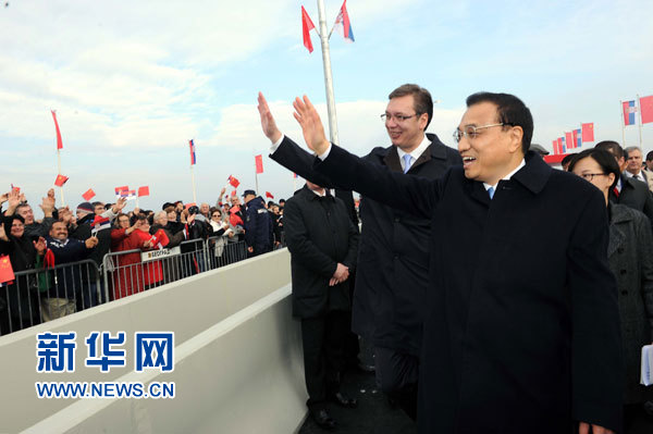 12月18日，中國國務(wù)院總理李克強(qiáng)在貝爾格萊德同塞爾維亞總理武契奇共同出席貝爾格萊德跨多瑙河大橋竣工儀式。這是李克強(qiáng)與武契奇在儀式現(xiàn)場向塞爾維亞群眾揮手致意。新華社記者 饒愛民 攝