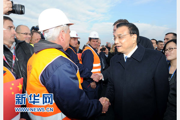 12月18日，中國國務(wù)院總理李克強(qiáng)在貝爾格萊德同塞爾維亞總理武契奇共同出席貝爾格萊德跨多瑙河大橋竣工儀式。這是李克強(qiáng)同大橋建設(shè)者親切交流。新華社記者 饒愛民 攝