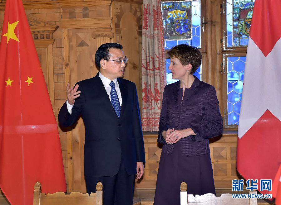 1月21日，國務院總理李克強在達沃斯同瑞士聯邦主席索馬魯加舉行會談。這是會談結束后，李克強與索馬魯加共同出席雙邊金融、食品、藥品、科研、人員往來等領域合作文件簽字儀式。新華社記者 李濤 攝