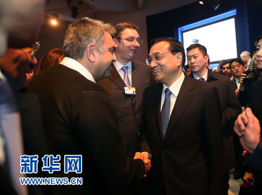 1月21日，中國(guó)國(guó)務(wù)院總理李克強(qiáng)在瑞士達(dá)沃斯舉行的世界經(jīng)濟(jì)論壇全會(huì)發(fā)表特別致辭并回答提問(wèn)。這是李克強(qiáng)在致辭后同與會(huì)嘉賓親切交談。新華社記者 劉衛(wèi)兵 攝