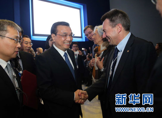 1月21日，中國(guó)國(guó)務(wù)院總理李克強(qiáng)在瑞士達(dá)沃斯舉行的世界經(jīng)濟(jì)論壇全會(huì)發(fā)表特別致辭并回答提問(wèn)。這是李克強(qiáng)在致辭前同與會(huì)嘉賓親切交談。新華社記者 劉衛(wèi)兵 攝