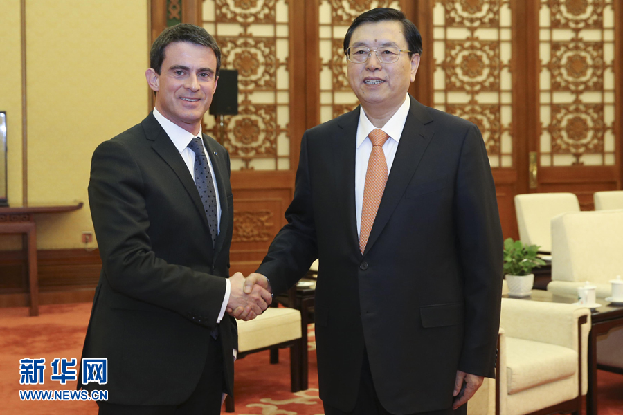 1月30日，全國人大常委會委員長張德江在北京人民大會堂會見法國總理瓦爾斯。 新華社記者丁林 攝 