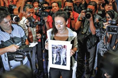 1月29日，在得知即將召開有關(guān)MH370的發(fā)布會后，一些乘客家屬成員到場。