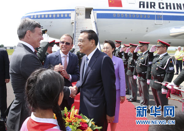 當(dāng)?shù)貢r(shí)間6月28日下午，經(jīng)中歐雙方商定，國(guó)務(wù)院總理李克強(qiáng)乘專機(jī)抵達(dá)比利時(shí)首都布魯塞爾，出席第十七次中國(guó)歐盟領(lǐng)導(dǎo)人會(huì)晤。李克強(qiáng)總理夫人程虹同機(jī)抵達(dá)。歐盟和比利時(shí)政府高級(jí)官員到阿貝拉格機(jī)場(chǎng)迎接。新華社記者 龐興雷 攝 