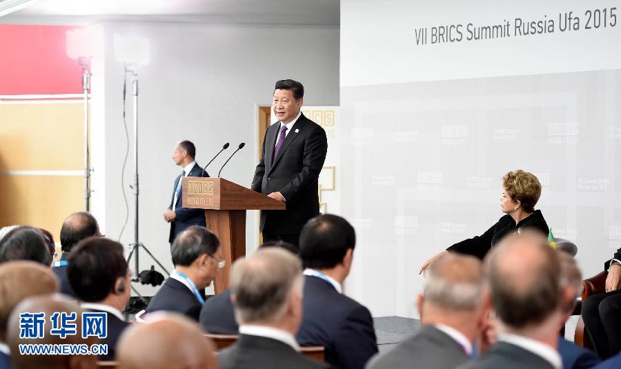 7月9日，金磚國(guó)家領(lǐng)導(dǎo)人同金磚國(guó)家工商理事會(huì)代表對(duì)話會(huì)在俄羅斯烏法舉行。中國(guó)國(guó)家主席習(xí)近平、俄羅斯總統(tǒng)普京、巴西總統(tǒng)羅塞夫、印度總理莫迪、南非總統(tǒng)祖馬等共同出席。新華社記者 張鐸 攝 