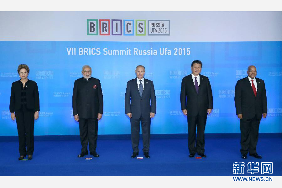 7月9日，金磚國家領(lǐng)導(dǎo)人第七次會晤在俄羅斯烏法舉行。中國國家主席習(xí)近平、俄羅斯總統(tǒng)普京、巴西總統(tǒng)羅塞夫、印度總理莫迪、南非總統(tǒng)祖馬出席。這是金磚國家領(lǐng)導(dǎo)人集體合影。新華社記者 龐興雷 攝