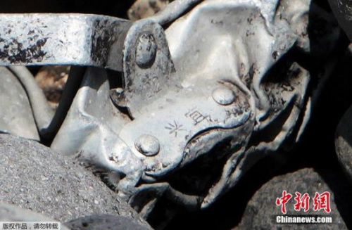 圖為疑似飛機金屬殘片上刻有中文&ldquo;宜興&rdquo;兩字。