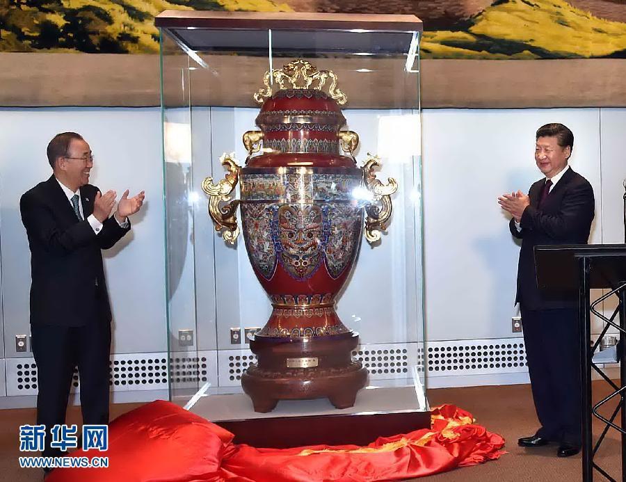 9月27日，國(guó)家主席習(xí)近平在紐約出席中國(guó)向聯(lián)合國(guó)贈(zèng)送&ldquo;和平尊&rdquo;儀式。聯(lián)合國(guó)秘書(shū)長(zhǎng)潘基文出席。 新華社記者 李濤 攝 