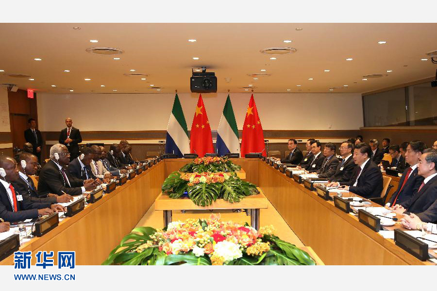 9月27日，國家主席習(xí)近平在紐約會見塞拉利昂總統(tǒng)科羅馬。新華社記者 龐興雷 攝