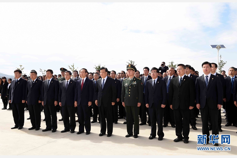 10月11日，中共中央政治局常委、中央書記處書記劉云山專程趕赴安州祭掃中國(guó)人民志愿軍烈士陵園，向中國(guó)人民志愿軍烈士敬獻(xiàn)花籃并默哀。 新華社記者 饒愛(ài)民 攝