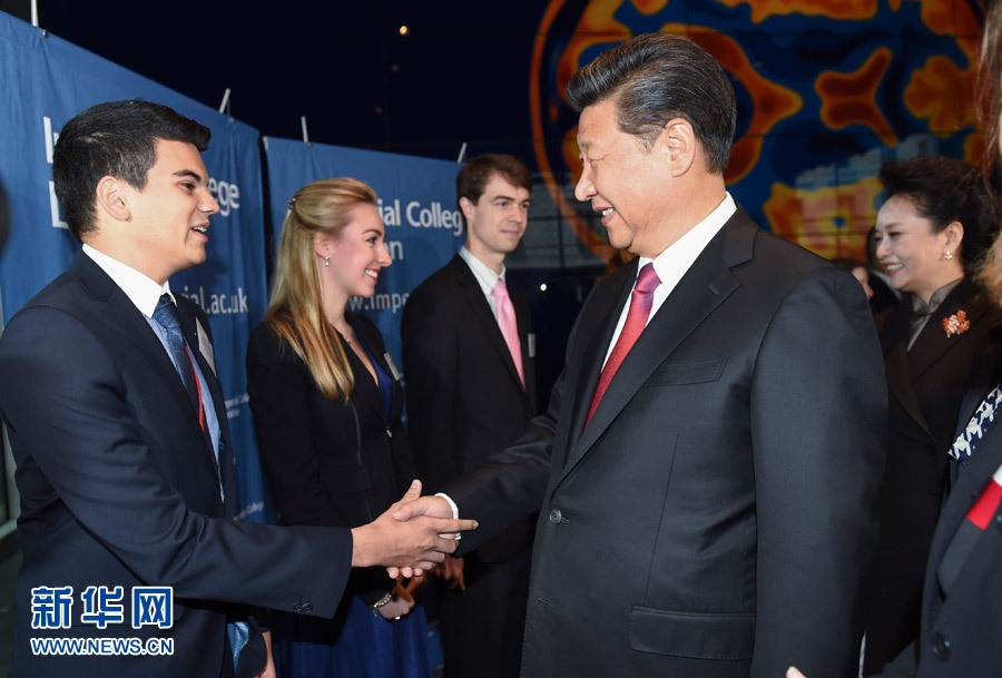 10月21日，國家主席習(xí)近平在倫敦參觀帝國理工學(xué)院。 新華社記者謝環(huán)馳 攝