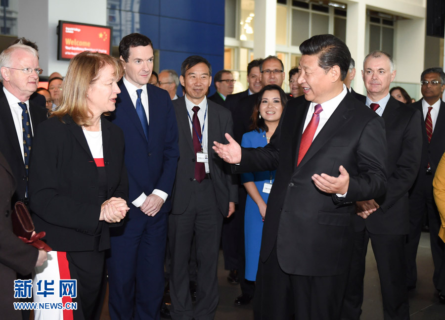 10月21日，國家主席習(xí)近平在倫敦參觀帝國理工學(xué)院。這是習(xí)近平同該校員工親切交談。 新華社記者 謝環(huán)馳 攝