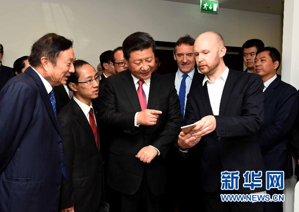 10月21日，國(guó)家主席習(xí)近平在倫敦參觀華為英國(guó)公司。 新華社記者 饒愛(ài)民 攝