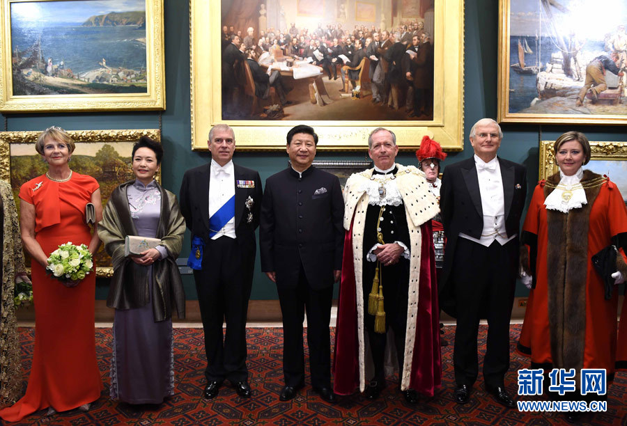 當?shù)貢r間10月21日，國家主席習近平在倫敦金融城市政廳發(fā)表題為《共倡開放包容共促和平發(fā)展》的重要演講。這是習近平和夫人彭麗媛同嘉賓合影。 新華社記者 饒愛民 攝