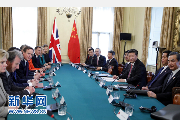 10月21日，國(guó)家主席習(xí)近平在倫敦唐寧街首相府同英國(guó)首相卡梅倫舉行會(huì)談。 新華社記者 鞠鵬 攝 