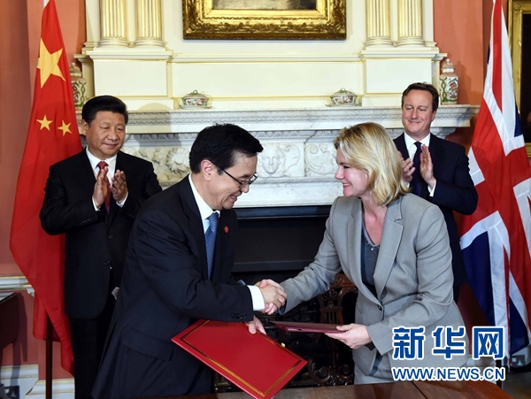 10月21日，國(guó)家主席習(xí)近平在倫敦唐寧街首相府同英國(guó)首相卡梅倫舉行會(huì)談。這是會(huì)談結(jié)束后，兩國(guó)領(lǐng)導(dǎo)人共同見(jiàn)證雙邊合作文件的簽署。新華社記者 饒愛(ài)民 攝 