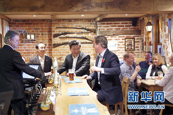 這是會(huì)晤結(jié)束后，習(xí)近平在卡梅倫陪同下乘車前往當(dāng)?shù)匦℃?zhèn)體驗(yàn)酒吧文化。新華社記者 鞠鵬 攝