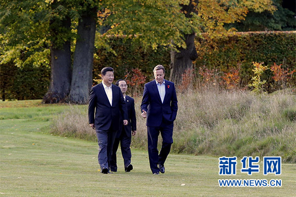 這是習(xí)近平與卡梅倫漫步草坪，邊走邊談。新華社記者 鞠鵬攝