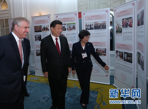 10月22日，國(guó)家主席習(xí)近平在倫敦出席全英孔子學(xué)院和孔子課堂年會(huì)開幕式。這是習(xí)近平參觀全英孔子學(xué)院和孔子課堂成果圖片展。 新華社記者 龐興雷 攝