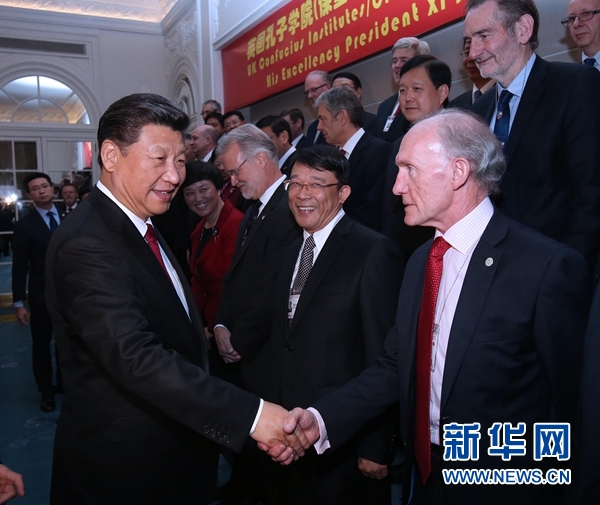 10月22日，國(guó)家主席習(xí)近平在倫敦出席全英孔子學(xué)院和孔子課堂年會(huì)開幕式。這是習(xí)近平同參加開幕式的嘉賓親切交談。 新華社記者 龐興雷 攝 