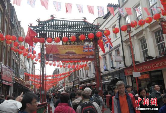 習(xí)近平主席訪問英國，倫敦唐人街掛出大紅燈籠和中英兩國國旗。 <a target='_blank' ><p  align=