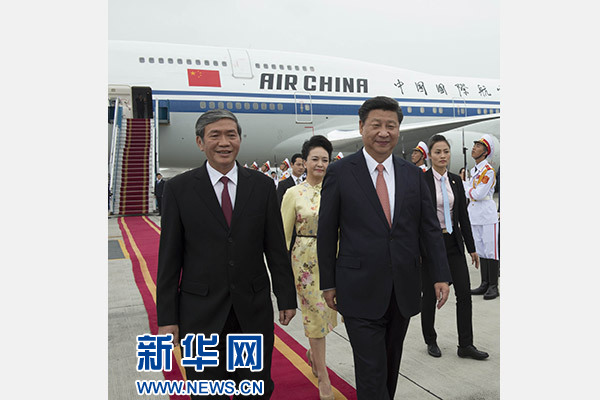 11月5日，中共中央總書記、國家主席習近平抵達越南首都河內，開始對越南進行國事訪問。這是越南高級官員到機場迎接習近平和夫人彭麗媛。新華社記者李學仁攝